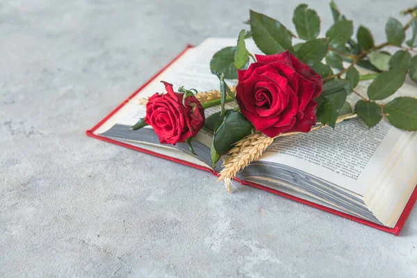 Aziz George Günü 'nün Katalanca adı Sant Jordi. Katalonya, İspanya' da kırmızı gül ve kitap vermenin bir gelenek olduğu gün.