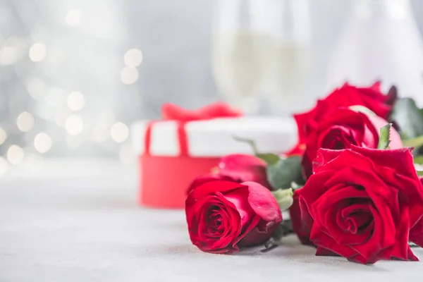 샴페인 과붉은 장미에 보케를곁들인 것입니다 발렌타인 장미와 선물로 장식하고 — 스톡 사진