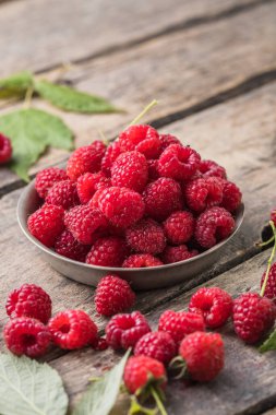 Taze ve tatlı kırmızı ahududular. Meyve yığını geçmişi. Makro Fotoğraf Yemekleri Ahududu.