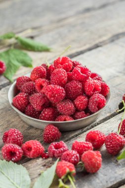 Taze ve tatlı kırmızı ahududular. Meyve yığını geçmişi. Makro Fotoğraf Yemekleri Ahududu.