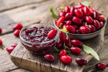 Ev yapımı kızılcık cornel reçeli cam