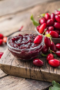 Ev yapımı kızılcık cornel reçeli cam