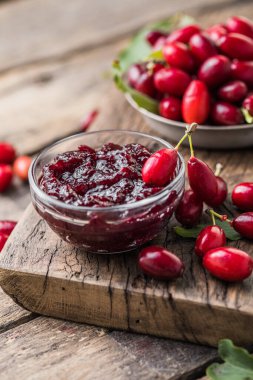 Ev yapımı kızılcık cornel reçeli cam