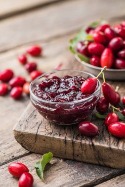 Ev yapımı kızılcık cornel reçeli cam