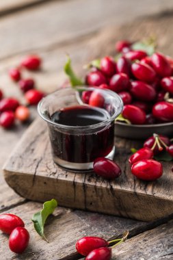 Olgun kornelian kirazı ve alkolden yapılmış tatlı likör.