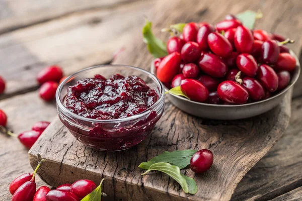 Ev yapımı kızılcık cornel reçeli cam