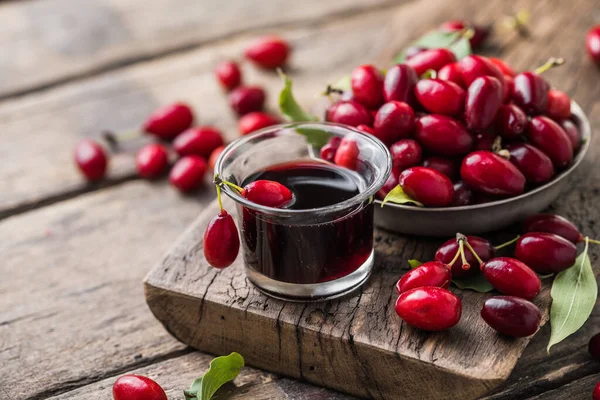Olgun kornelian kirazı ve alkolden yapılmış tatlı likör.