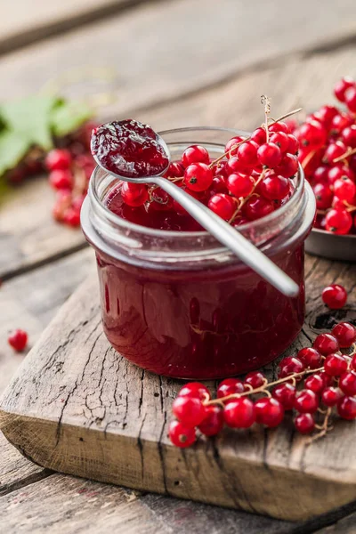 Bayas Rojas Jugosas Grosellas Rojas Frascos Mermelada Bayas Una Mesa — Foto de Stock