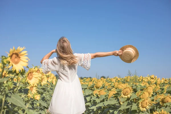 Beleza Mulher Iluminada Pelo Sol Campo Girassol Amarelo Conceito Liberdade — Fotografia de Stock