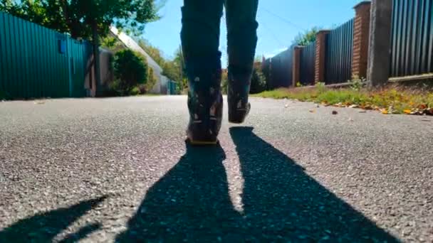 길을 걷고 있는 작은 아이의 발. 앞으로 의 길. — 비디오