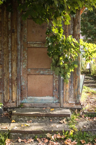 Parte Anteriore Della Casa Legno Con Porte — Foto Stock