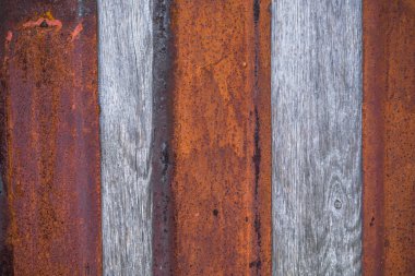 Siyah ve kahverengi tonlarda eski ahşap bir çitin sanatsal dokusu - yakın plan kırsal arkaplan