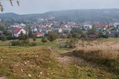 Ukrayna Karpatları Skidnitsa. Sabah güneşli bir gün dağ manzarasında. Carpathian, Avrupa. Güzellik dünyası. Büyük çözünürlük.