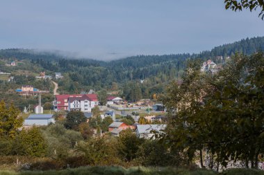 Ukrayna Karpatları Skidnitsa. Sabah güneşli bir gün dağ manzarasında. Carpathian, Avrupa. Güzellik dünyası. Büyük çözünürlük.