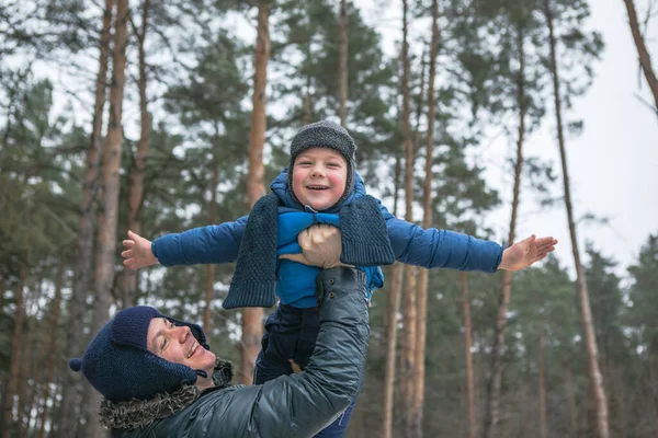 Família Feliz Passeio Livre Floresta Ensolarada Inverno Férias Natal Pai — Fotografia de Stock