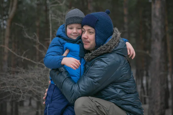 Lycklig Familj Promenad Utomhus Solig Vinterskog Jullov Far Och Son — Stockfoto