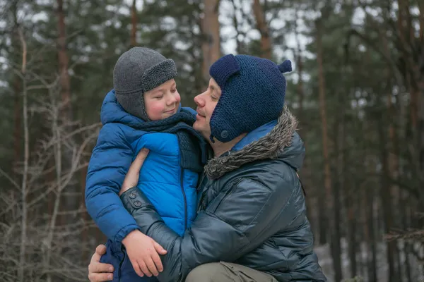 Lycklig Familj Promenad Utomhus Solig Vinterskog Jullov Far Och Son — Stockfoto