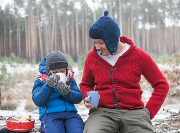 Família Feliz Passeio Livre Floresta Ensolarada Inverno Férias Natal Pai — Fotografia de Stock