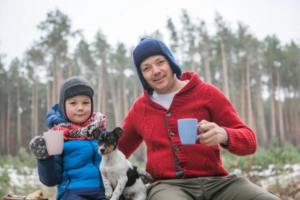 Familia Feliz Paseo Aire Libre Soleado Bosque Invierno Vacaciones Navidad — Foto de Stock