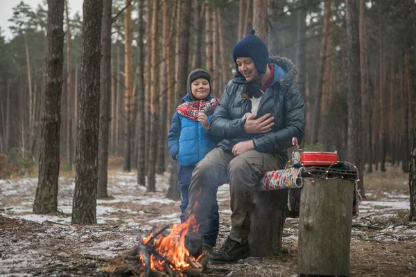 Família Feliz Perto Fogo Passeio Livre Floresta Ensolarada Inverno Feriados — Fotografia de Stock