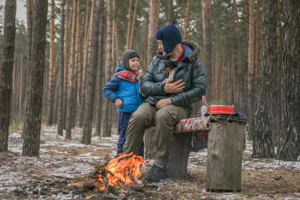 Família Feliz Perto Fogo Passeio Livre Floresta Ensolarada Inverno Feriados — Fotografia de Stock