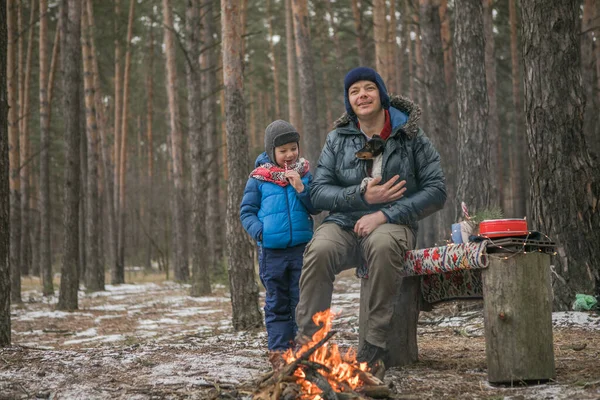 Família Feliz Perto Fogo Passeio Livre Floresta Ensolarada Inverno Feriados — Fotografia de Stock