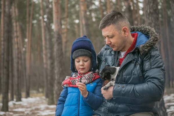 Щаслива Сім Біля Вогню Прогулянці Відкритому Повітрі Сонячному Зимовому Лісі — стокове фото