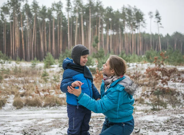 Güneşli Kış Ormanlarında Yürüyüşe Çıkan Mutlu Bir Aile Noel Tatilleri — Stok fotoğraf