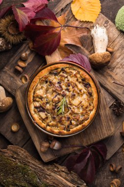 Puf böreği kabuklu tavuk mantarlı börek. en üstteki görünüm