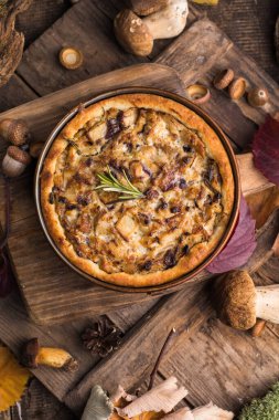 Puf böreği kabuklu tavuk mantarlı börek. en üstteki görünüm