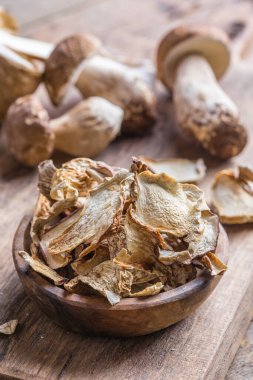 Boletus kurumuş mantar seti, eski, siyah ahşap masa arka planında.