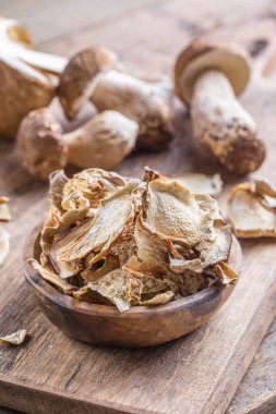 Boletus kurumuş mantar seti, eski, siyah ahşap masa arka planında.