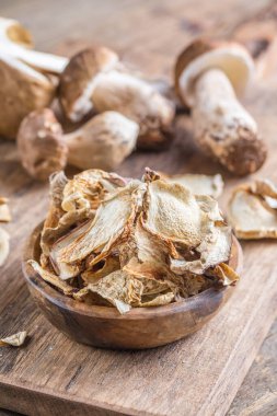 Boletus kurumuş mantar seti, eski, siyah ahşap masa arka planında.