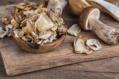 Boletus kurumuş mantar seti, eski, siyah ahşap masa arka planında.