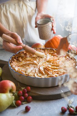Elmalı pasta. Bir parça taze elmalı ev yapımı turta..