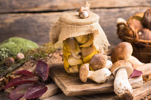 Konzervované Jedlé Houby Boletus Skleněných Nádobách Dřevěném Pozadí Připravené Houby — Stock fotografie