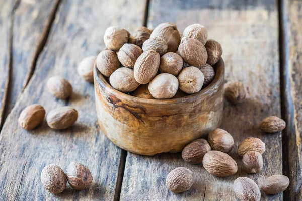 Noce Moscata Macinata Ciotola Noci Intere Vecchio Fondo Legno — Foto Stock