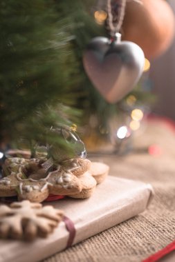 Noel oyuncaklarıyla Noel arkaplanı, yeşil köknar ağacı dalları