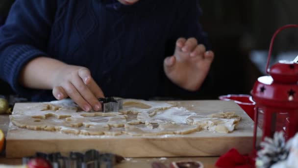 Menino Fazer Biscoitos Gengibre Natal Cozinha Ano Novo — Vídeo de Stock