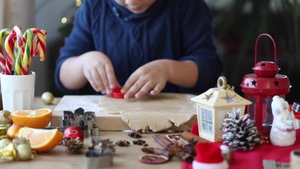 Liten Pojke Gör Julpepparkakor Nyårsköket — Stockvideo