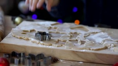 Küçük çocuk yeni yıl mutfağında Noel kurabiyesi yapıyor..