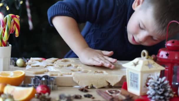 Küçük Çocuk Yeni Yıl Mutfağında Noel Kurabiyesi Yapıyor — Stok video
