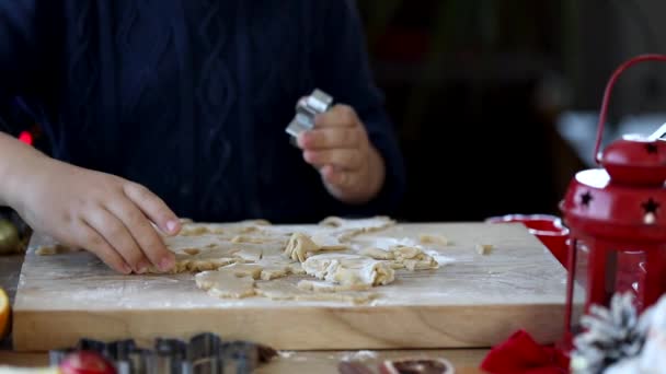 Menino Fazer Biscoitos Gengibre Natal Cozinha Ano Novo — Vídeo de Stock