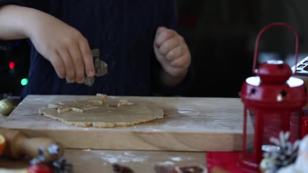 Mały Chłopiec Zrobić Świąteczne Pierniki Ciasteczka Kuchni Noworocznej — Wideo stockowe