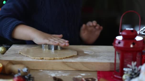 小さな男の子作るクリスマスジンジャーブレッドクッキーでザ ニューイヤーキッチン — ストック動画