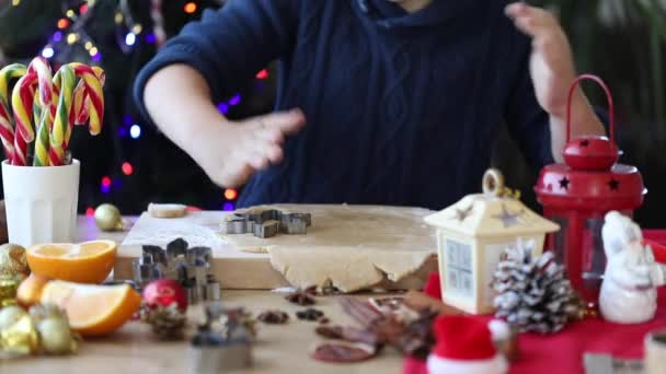 Kleiner Junge Backt Der Neujahrsküche Lebkuchen — Stockvideo