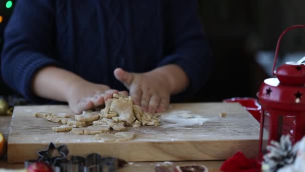 Kleiner Junge Backt Der Neujahrsküche Lebkuchen — Stockvideo