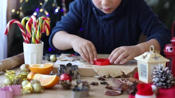 Kleine Jongen Jongen Maken Kerst Peperkoek Koekjes Keuken Van Het — Stockvideo