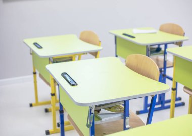 Ukrayna 'da okul sıraları ve tahtaları olan okul sınıfı.