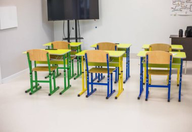 Ukrayna 'da okul sıraları ve tahtaları olan okul sınıfı.